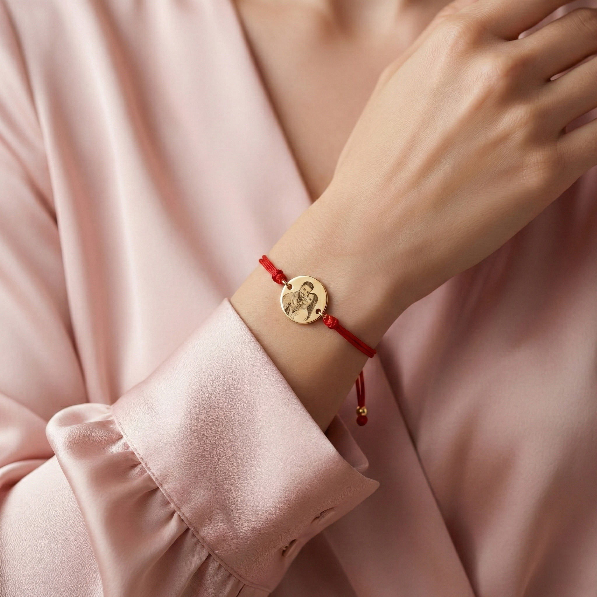 Femeie zâmbitoare primind un cadou personalizat Cadolia pentru 1 și 8 Martie